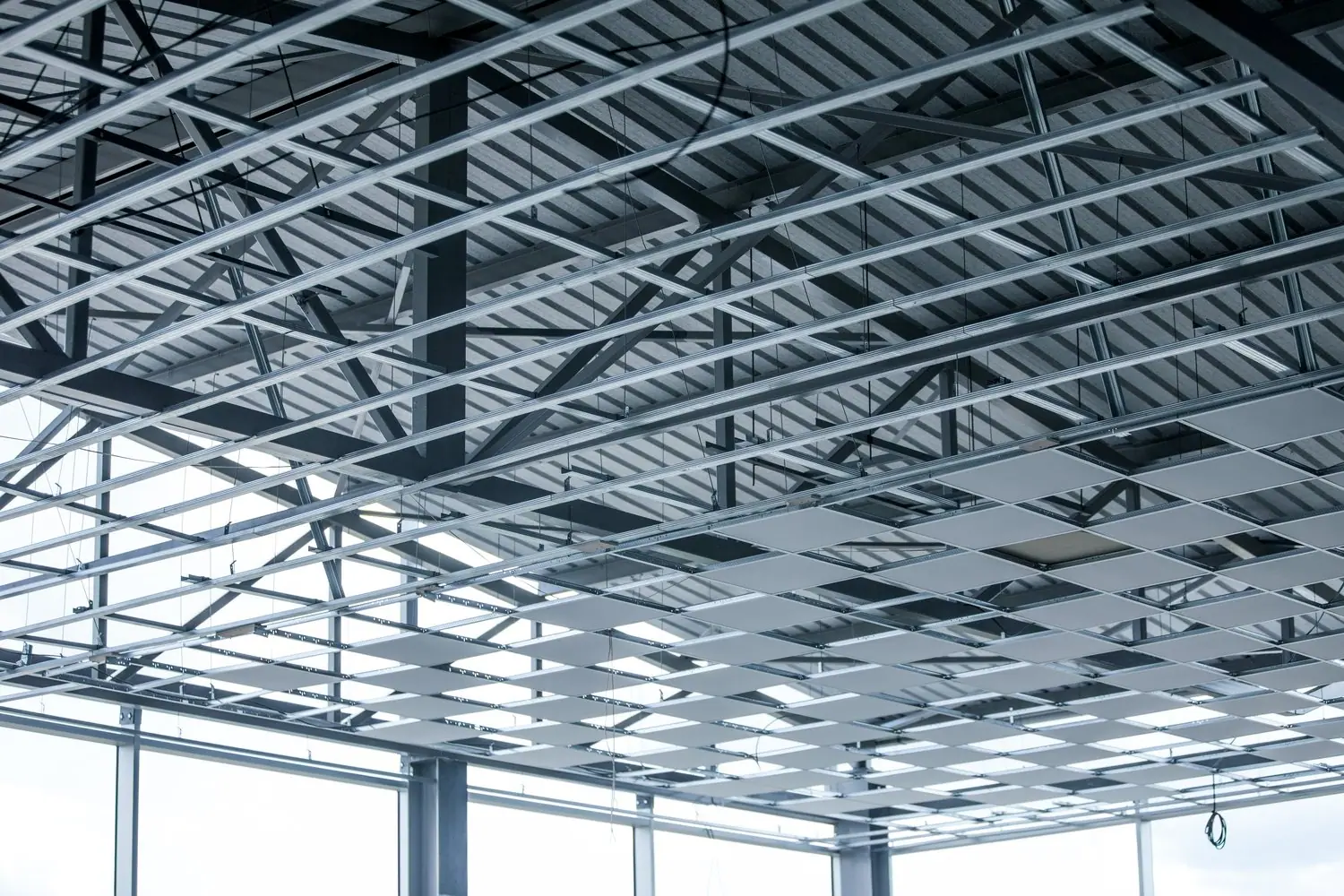 Systemy mocowania sufitów podwieszanych: rozwiązania techniczne