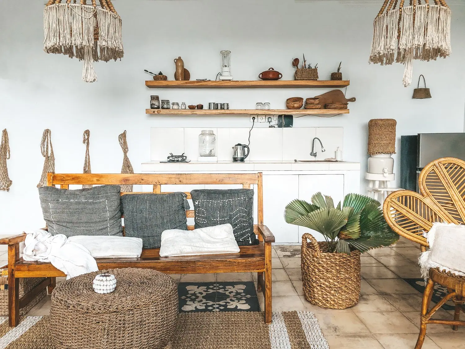 Aranżacja wnętrza w stylu coastal: marynistyczne inspiracje i dodatki