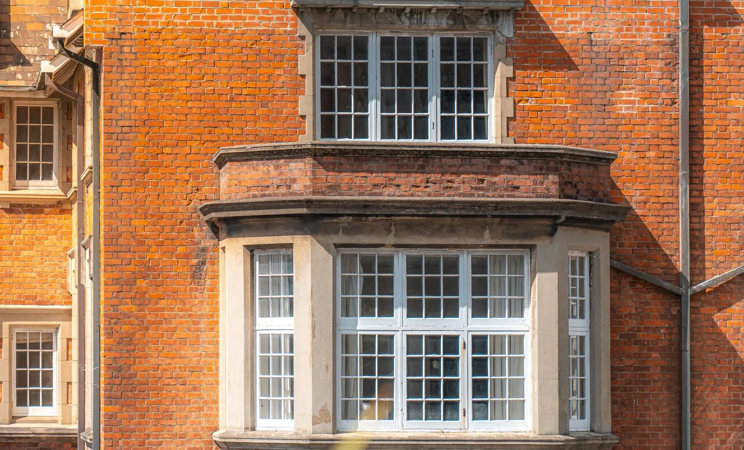Czym różni się bay window od wykusza w architekturze?