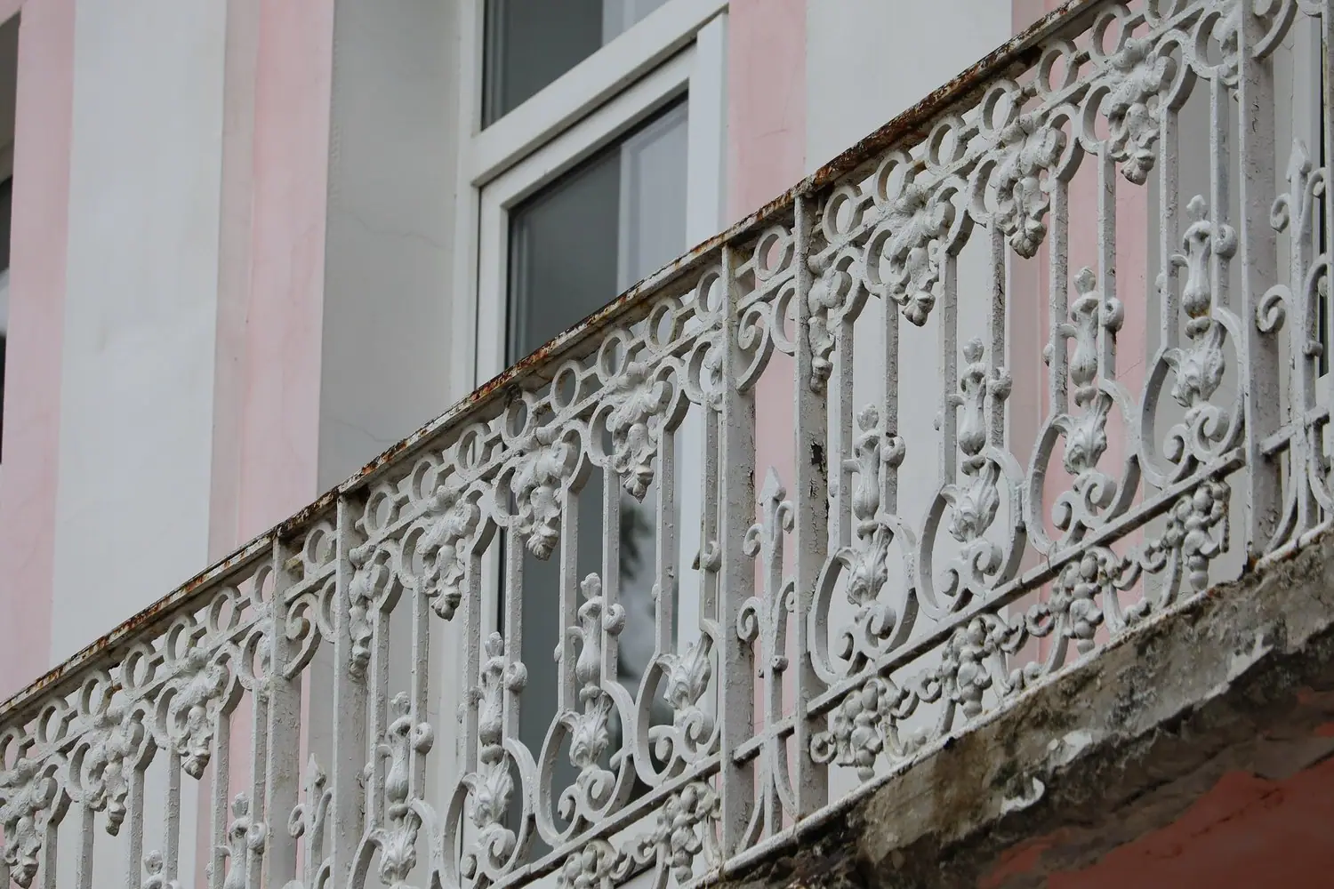 Jaką wysokość bariery balkonowej wymagają przepisy budowlane?